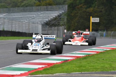 Scarperia, İtalya - 12 Ekim 2024: Williams FW06, 1978 eski Alan Jones Mugello Circuit 'teki tatbikat sırasında araç kullanırken bilinmiyor..