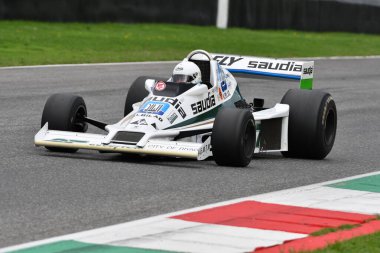 Scarperia, İtalya - 12 Ekim 2024: Williams FW06, 1978 eski Alan Jones Mugello Circuit 'teki tatbikat sırasında araç kullanırken bilinmiyor..