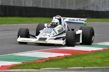 Scarperia, İtalya - 12 Ekim 2024: Williams FW06, 1978 eski Alan Jones Mugello Circuit 'teki tatbikat sırasında araç kullanırken bilinmiyor..