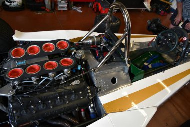 Scarperia, İtalya - 12 Ekim 2024: 1978 yılının Williams FW06 'sı eski Alan Jones Mugello Circuit antrenmanı sırasında locada.