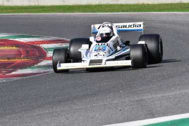 Scarperia, İtalya - 12 Ekim 2024: Williams FW06, 1978 eski Alan Jones Mugello Circuit 'teki tatbikat sırasında araç kullanırken bilinmiyor..