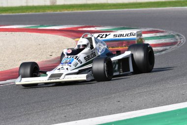 Scarperia, İtalya - 12 Ekim 2024: Williams FW06, 1978 eski Alan Jones Mugello Circuit 'teki tatbikat sırasında araç kullanırken bilinmiyor..
