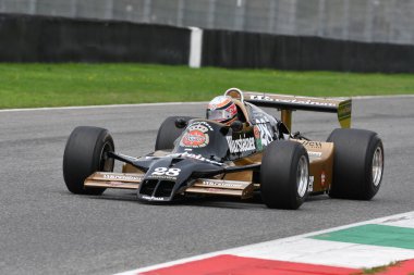 Scarperia, İtalya - 12 Ekim 2024: 1979 yılının Arrows A1b 'si eski Riccardo Patrese Mugello Circuit' teki antrenman sırasında görev başında bilinmiyor.