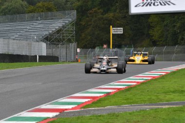 Scarperia, İtalya - 12 Ekim 2024: 1979 yılının Arrows A1b 'si eski Riccardo Patrese Mugello Circuit' teki antrenman sırasında görev başında bilinmiyor.