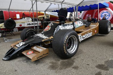 Scarperia, İtalya - 12 Ekim 2024: 1979 yılının A1b Oklarının Detayları eski Riccardo Patrese Mugello Pisti 'ndeki antrenman sırasında kutuda.