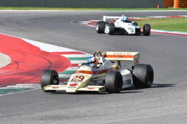 Scarperia, İtalya - 12 Ekim 2024: Yılın A6 Okları 1983 ex Marc Surer Mugello Circuit 'te antrenman sırasında hareket halinde bilinmiyor.