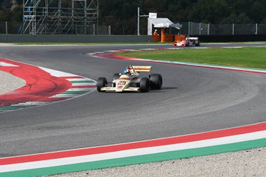 Scarperia, İtalya - 12 Ekim 2024: Yılın A6 Okları 1983 ex Marc Surer Mugello Circuit 'te antrenman sırasında hareket halinde bilinmiyor.