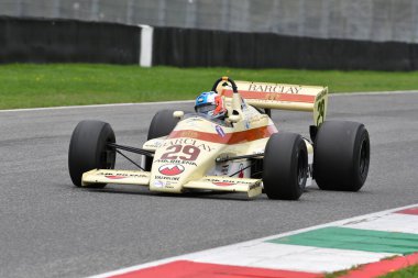 Scarperia, İtalya - 12 Ekim 2024: Yılın A6 Okları 1983 ex Marc Surer Mugello Circuit 'te antrenman sırasında hareket halinde bilinmiyor.