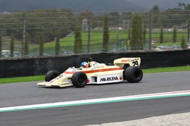Scarperia, İtalya - 12 Ekim 2024: Yılın A6 Okları 1983 ex Marc Surer Mugello Circuit 'te antrenman sırasında hareket halinde bilinmiyor.