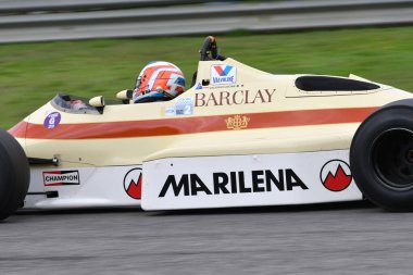 Scarperia, İtalya - 12 Ekim 2024: Yılın A6 Okları 1983 ex Marc Surer Mugello Circuit 'te antrenman sırasında hareket halinde bilinmiyor.