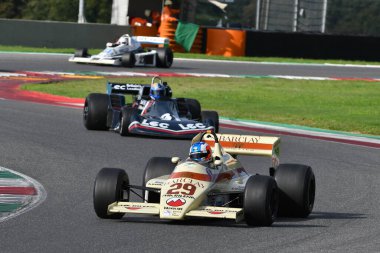 Scarperia, İtalya - 12 Ekim 2024: Yılın A6 Okları 1983 ex Marc Surer Mugello Circuit 'te antrenman sırasında hareket halinde bilinmiyor.