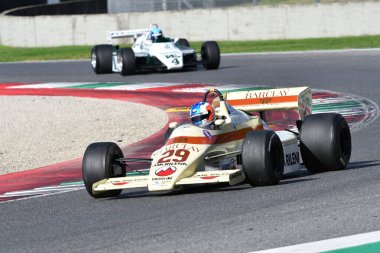 Scarperia, İtalya - 12 Ekim 2024: Yılın A6 Okları 1983 ex Marc Surer Mugello Circuit 'te antrenman sırasında hareket halinde bilinmiyor.