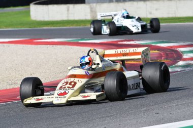 Scarperia, İtalya - 12 Ekim 2024: Yılın A6 Okları 1983 ex Marc Surer Mugello Circuit 'te antrenman sırasında hareket halinde bilinmiyor.