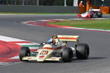 Scarperia, İtalya - 12 Ekim 2024: Yılın A6 Okları 1983 ex Marc Surer Mugello Circuit 'te antrenman sırasında hareket halinde bilinmiyor.