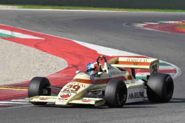 Scarperia, İtalya - 12 Ekim 2024: Yılın A6 Okları 1983 ex Marc Surer Mugello Circuit 'te antrenman sırasında hareket halinde bilinmiyor.