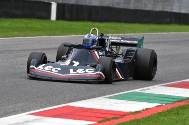 Scarperia, İtalya - 12 Ekim 2024: 1977 yılının LEC CRP1 'i eski David Purley Mugello Circuit' teki antrenman sırasında görev başında bilinmiyor.