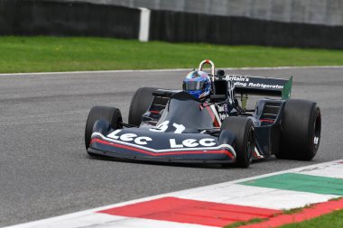 Scarperia, İtalya - 12 Ekim 2024: 1977 yılının LEC CRP1 'i eski David Purley Mugello Circuit' teki antrenman sırasında görev başında bilinmiyor.