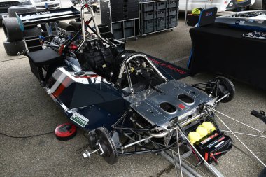 Scarperia, İtalya - 12 Ekim 2024: 1977 yılının LEC CRP1 detayı eski David Purley Mugello Circuit 'te antrenman sırasında kutuda.