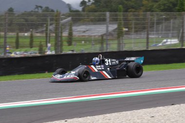 Scarperia, İtalya - 12 Ekim 2024: 1977 yılının LEC CRP1 'i eski David Purley Mugello Circuit' teki antrenman sırasında görev başında bilinmiyor.