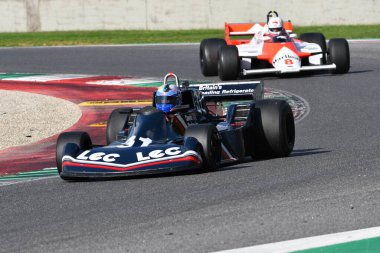 Scarperia, İtalya - 12 Ekim 2024: 1977 yılının LEC CRP1 'i eski David Purley Mugello Circuit' teki antrenman sırasında görev başında bilinmiyor.