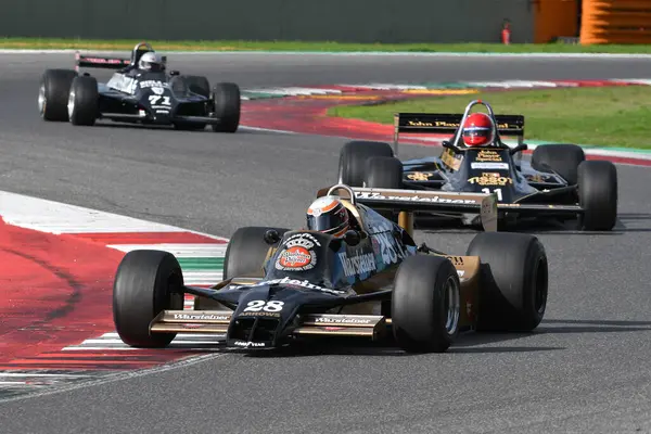 Scarperia, İtalya - 12 Ekim 2024: 1979 yılının Arrows A1b 'si eski Riccardo Patrese Mugello Circuit' teki antrenman sırasında görev başında bilinmiyor.