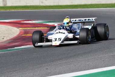 Scarperia, İtalya - 12 Ekim 2024: 1981 yılının Osella FA1 / B 'si eski Jean Pierre Jarier Mugello Pisti' ndeki antrenman oturumunda arabayı bilinmeyen bir şekilde sürdü.