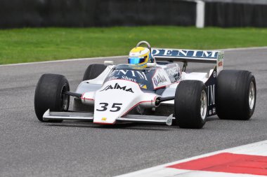 Scarperia, İtalya - 12 Ekim 2024: 1981 yılının Osella FA1 / B 'si eski Jean Pierre Jarier Mugello Pisti' ndeki antrenman oturumunda arabayı bilinmeyen bir şekilde sürdü.