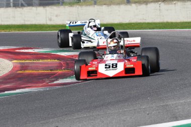 Scarperia, İtalya - 12 Ekim 2024: 1971 yılının Surtees TS9B sürüşü Mugello Pisti 'ndeki tatbikat sırasında bilinmiyor.