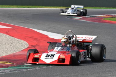 Scarperia, İtalya - 12 Ekim 2024: 1971 yılının Surtees TS9B sürüşü Mugello Pisti 'ndeki tatbikat sırasında bilinmiyor.