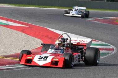 Scarperia, İtalya - 12 Ekim 2024: 1971 yılının Surtees TS9B sürüşü Mugello Pisti 'ndeki tatbikat sırasında bilinmiyor.