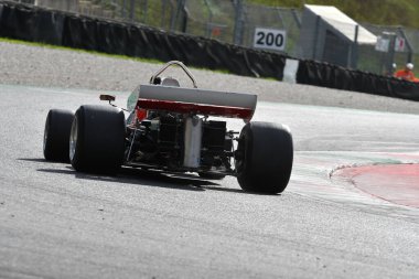 Scarperia, İtalya - 12 Ekim 2024: 1971 yılının Surtees TS9B sürüşü Mugello Pisti 'ndeki tatbikat sırasında bilinmiyor.