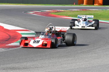 Scarperia, İtalya - 12 Ekim 2024: 1971 yılının Surtees TS9B sürüşü Mugello Pisti 'ndeki tatbikat sırasında bilinmiyor.