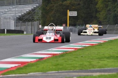 Scarperia, İtalya - 12 Ekim 2024: 1971 yılının Surtees TS9B sürüşü Mugello Pisti 'ndeki tatbikat sırasında bilinmiyor.