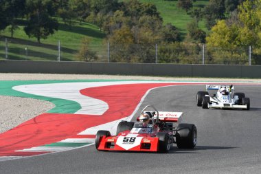 Scarperia, İtalya - 12 Ekim 2024: 1971 yılının Surtees TS9B sürüşü Mugello Pisti 'ndeki tatbikat sırasında bilinmiyor.