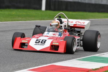 Scarperia, İtalya - 12 Ekim 2024: 1971 yılının Surtees TS9B sürüşü Mugello Pisti 'ndeki tatbikat sırasında bilinmiyor.