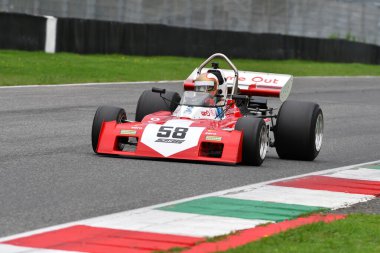 Scarperia, İtalya - 12 Ekim 2024: 1971 yılının Surtees TS9B sürüşü Mugello Pisti 'ndeki tatbikat sırasında bilinmiyor.