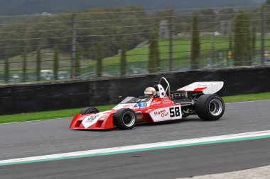 Scarperia, İtalya - 12 Ekim 2024: 1971 yılının Surtees TS9B sürüşü Mugello Pisti 'ndeki tatbikat sırasında bilinmiyor.