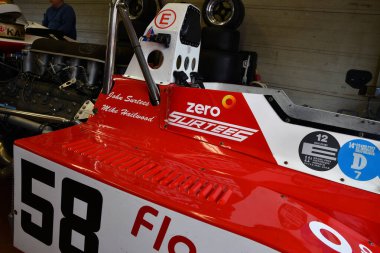 Scarperia, İtalya - 12 Ekim 2024: 1971 yılının TS9B Surtees Detayları Mugello Pisti 'ndeki çalışma oturumunda kutuda.