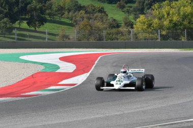 Scarperia, İtalya - 12 Ekim 2024: 1981 yılının Williams FW07C 'si eski Alan Jones Mugello Circuit' teki antrenman oturumunda araçla geçti..