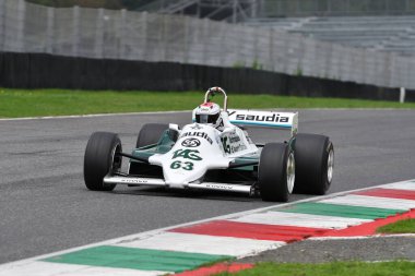 Scarperia, İtalya - 12 Ekim 2024: 1981 yılının Williams FW07C 'si eski Alan Jones Mugello Circuit' teki antrenman oturumunda araçla geçti..