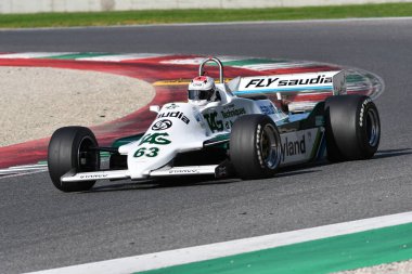 Scarperia, İtalya - 12 Ekim 2024: 1981 yılının Williams FW07C 'si eski Alan Jones Mugello Circuit' teki antrenman oturumunda araçla geçti..