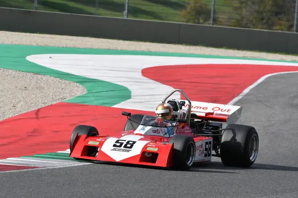 Scarperia, İtalya - 12 Ekim 2024: 1971 yılının Surtees TS9B sürüşü Mugello Pisti 'ndeki tatbikat sırasında bilinmiyor.