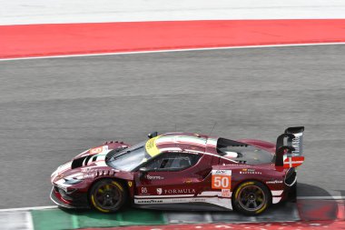 Scarperia, İtalya - 29 Eylül 2024: Ferrari 296 LMGT3 takımı LAURSEN-LAURSEN-NIELSEN 'in eski yarış aracı Mugello' nun 4h..