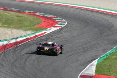 Scarperia, İtalya - 29 Eylül 2024: Ferrari 296 LMGT3 takımı LAURSEN-LAURSEN-NIELSEN 'in eski yarış aracı Mugello' nun 4h..