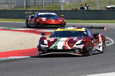 Scarperia, İtalya - 29 Eylül 2024: Ferrari 296 LMGT3 takımı LAURSEN-LAURSEN-NIELSEN 'in eski yarış aracı Mugello' nun 4h..
