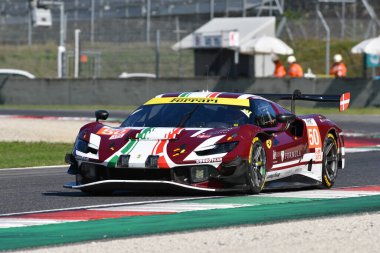 Scarperia, İtalya - 29 Eylül 2024: Ferrari 296 LMGT3 takımı LAURSEN-LAURSEN-NIELSEN 'in eski yarış aracı Mugello' nun 4h..