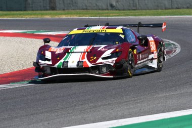 Scarperia, İtalya - 29 Eylül 2024: Ferrari 296 LMGT3 takımı LAURSEN-LAURSEN-NIELSEN 'in eski yarış aracı Mugello' nun 4h..