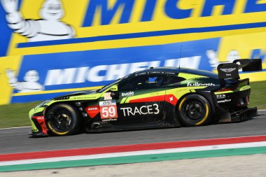 Scarperia, İtalya - 29 Eylül 2024: DEBOER-STEVENSON-HASSE CLOT 'un DEBOER-HASSE sürüşünün RACING SPIRIT Ekibi LMGT3 Aston Martin Vantage AMR.