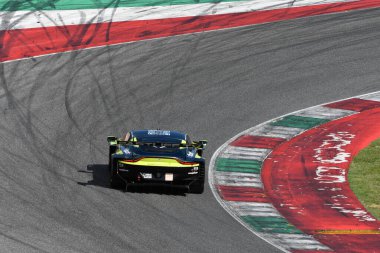 Scarperia, İtalya - 29 Eylül 2024: DEBOER-STEVENSON-HASSE CLOT 'un DEBOER-HASSE sürüşünün RACING SPIRIT Ekibi LMGT3 Aston Martin Vantage AMR.