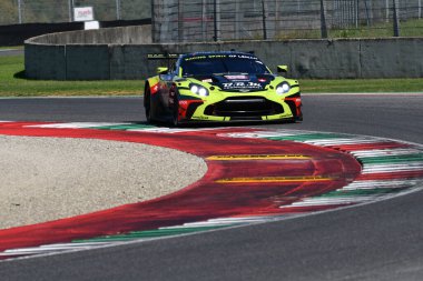 Scarperia, İtalya - 29 Eylül 2024: DEBOER-STEVENSON-HASSE CLOT 'un DEBOER-HASSE sürüşünün RACING SPIRIT Ekibi LMGT3 Aston Martin Vantage AMR.